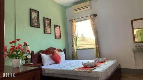 琅勃拉邦Villa Thavisouk Legend - Luang Prabang的一间卧室配有一张带桌子和窗户的床