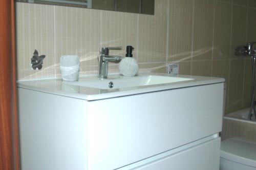 ApolpainaA L' AISE STUDIOS的浴室水槽和毛巾