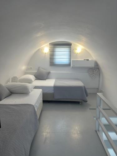 弗通Ageri Suite的白色的客房设有两张床和窗户。