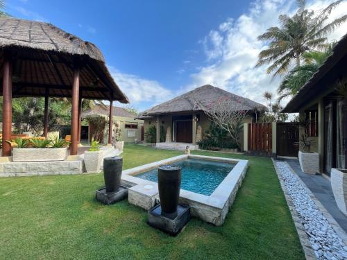 瑟克通Seaside Villa Kecil的一个带游泳池和房子的后院