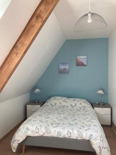 Poullan-sur-MerGîte de Kermoal-location de vacances的一间卧室配有床和2个床头柜