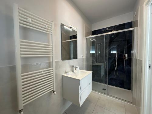 特罗佩阿Il Narciso Residence的白色的浴室设有水槽和淋浴。