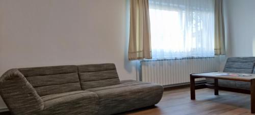 Apartment Iris bedroom living and parking voucher vacanță的休息区