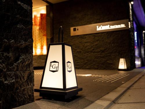 京都La'gent Hotel Kyoto Nijo的建筑一侧的标志