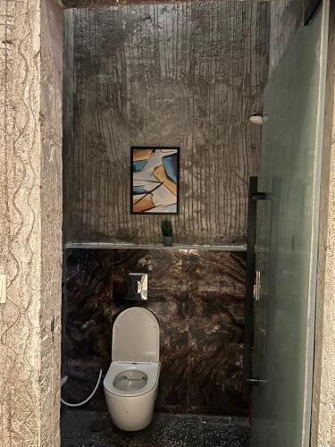 Al Kuraشاليهات كورال بارك的一间带卫生间的浴室和墙上的绘画
