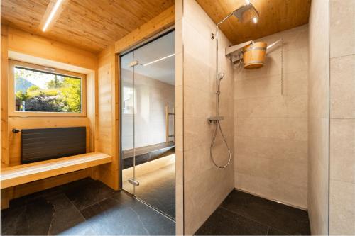 尚佩克斯度冰川酒店的带淋浴和玻璃淋浴间的浴室