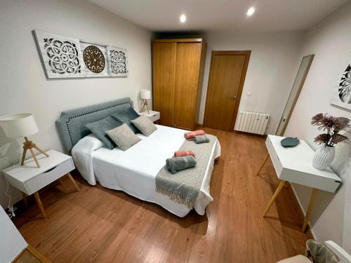 巴利亚多利德Apartamento Lujo centro histórico的卧室配有一张白色的大床,铺有木地板
