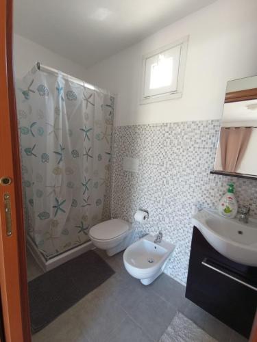 切萨雷奥港Stanze Agli Ulivi的浴室配有卫生间、淋浴和盥洗盆。
