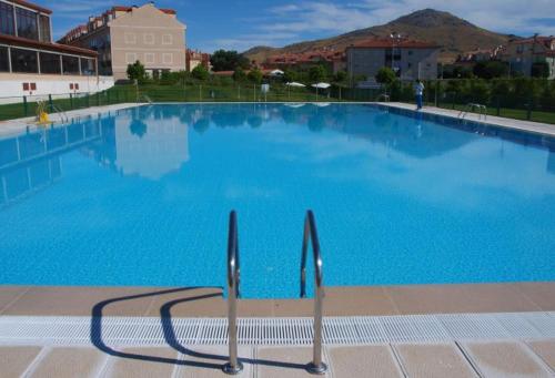 拉·格兰哈·圣·伊尔德La Granja Villa的蓝色海水大型游泳池