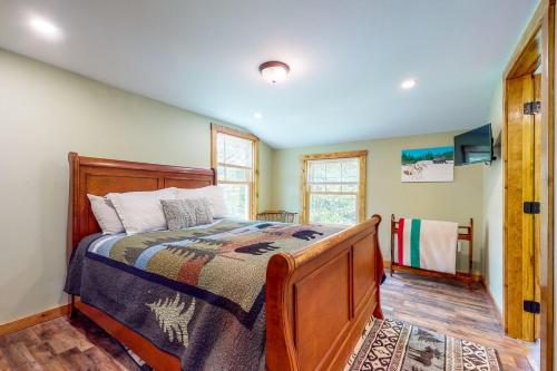 Coos Canyon Lodge的一间卧室配有一张带木制床架的床