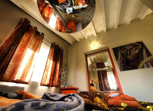 代森扎诺-德尔加达BELLAVISTA EXCLUSIVE B&B VISTA LAGO Piscina riscaldata e Jacuzzi的一间卧室设有一张床、一个窗口和一面镜子
