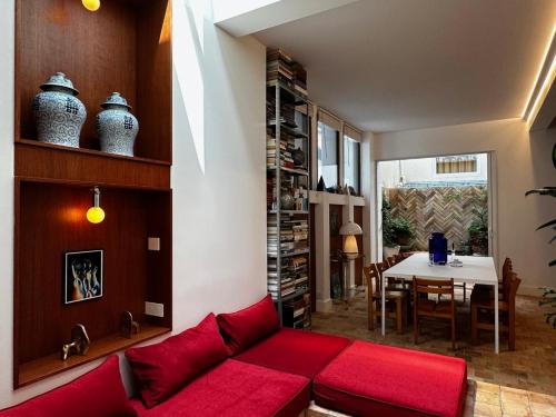 比亚里茨Maison MAÏTÉ, au cœur de Biarritz的客厅配有红色的沙发和桌子
