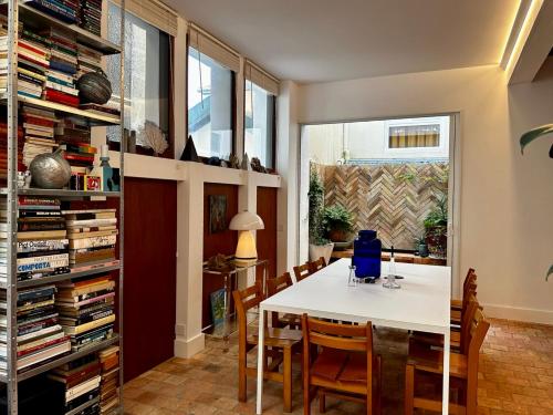 比亚里茨Maison MAÏTÉ, au cœur de Biarritz的一间配备有白色桌椅的用餐室