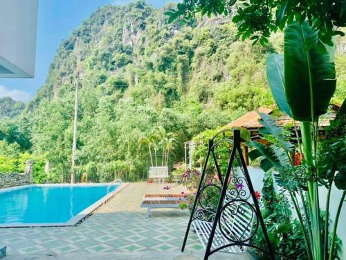 峰牙Phong Nha Moonlight Villas的山景度假村的游泳池景