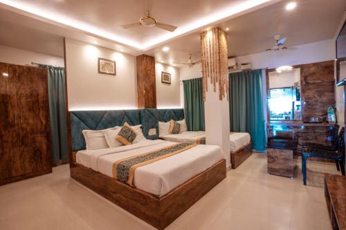 布莱尔港Ananya Residency的配有一张床和一张书桌的酒店客房