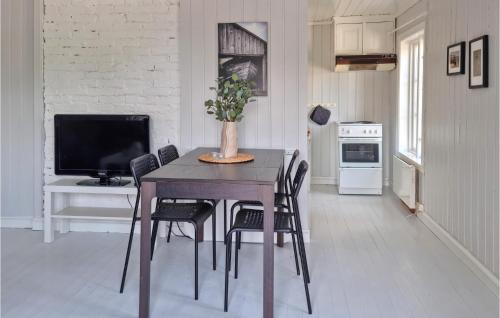 里瑟尔Stunning Home In Risr With Kitchen的一间带桌椅和电视的用餐室