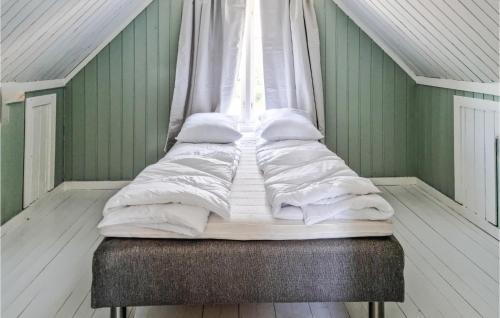 里瑟尔Stunning Home In Risr With Kitchen的一张带白色床单和枕头的床