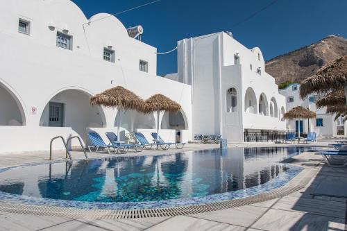 佩里萨瓦尔维斯别墅酒店的一座带椅子的游泳池以及白色的建筑