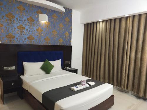 库克斯巴扎Shahjadi Resort的酒店客房设有床和窗户。
