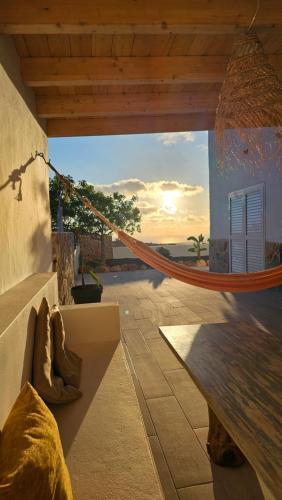 廷达亚Vivienda sostenible, vistas espectaculares的海景露台的吊床