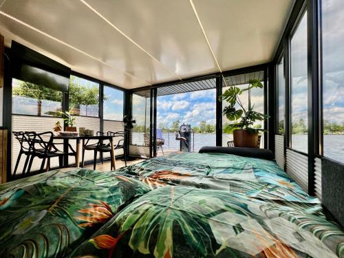 芬克芬NEW - Little Asia - Stunning Boathouse on al lake Near Amsterdam的一间卧室配有一张床,享有水景