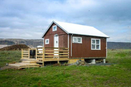 ÖlfusSun-cottage South Iceland的田野平台上的一个小房子