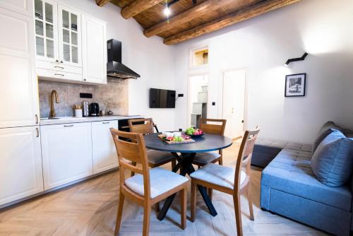 锡尼Apartments Allegra的厨房以及带桌椅的用餐室。