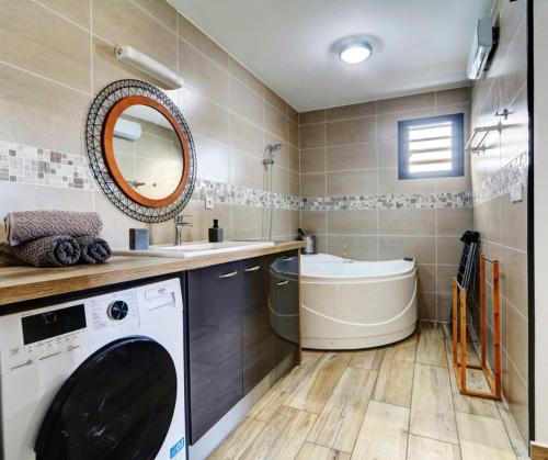 卡夫尔高原L'INSTANT D'EVASION 2 Plaine des Cafres的一间带洗衣机和水槽的浴室