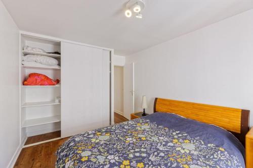 比亚里茨Sirona Bay Biarritz - Plages - Casino - WIFI - VOD的一间卧室配有一张床和一个衣柜