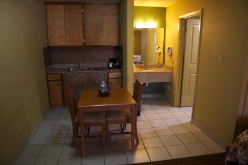 布伦纳姆科奇莱特旅馆的厨房配有桌椅和水槽。