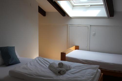 伯多兹Ferienhaus mit eigenem Garten und Terrasse的一间卧室设有两张床和一个带毛巾的窗户。