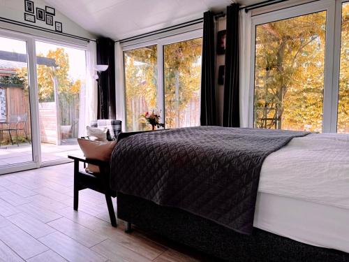 DirkshornCoast Holiday Appartements的一间卧室设有一张床和一个大窗户