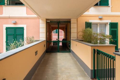 波托菲诺Elios by PortofinoHomes的一座带绿色百叶窗的房屋的前门