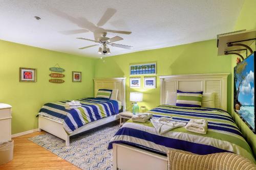 克利尔沃特Oceanside 302的一间卧室配有两张床和吊扇
