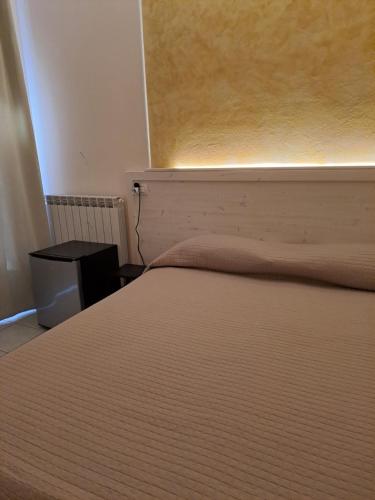 RoccavivaraHotel Lo Smeraldo的一间卧室配有一张床,旁边设有一个床头柜