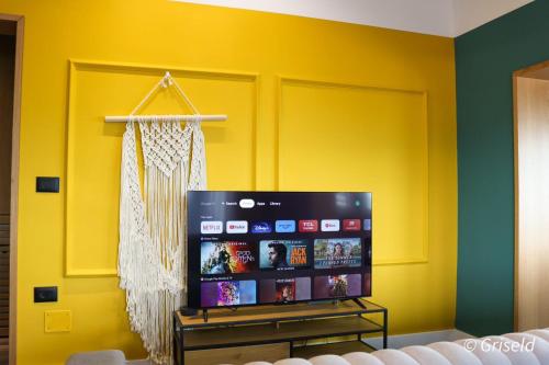 波格拉德茨Drion Apartment with lake view的黄色墙壁的房间配有电视