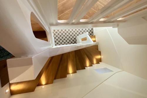 安锡Lac's Lodge ¤ Maison coquette à 10min du lac的房屋内的楼梯,拥有白色的墙壁和木地板