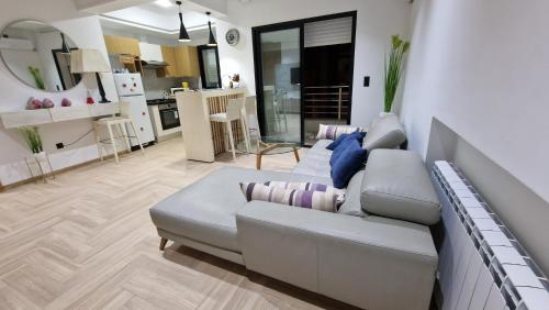 莫纳斯提尔Lovely apartment in Monastir的带沙发的客厅和厨房