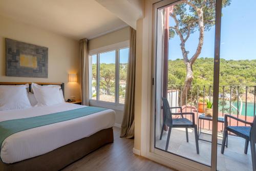 塔马留Hotel Hostalillo的一间卧室设有一张床和一个美景阳台