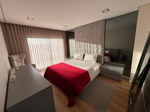 埃里塞拉Ericeira Luxury的一间卧室配有一张带红色毯子的床