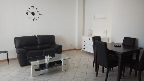 奥尔泰Casa vacanza Luna的客厅配有黑色沙发和桌子