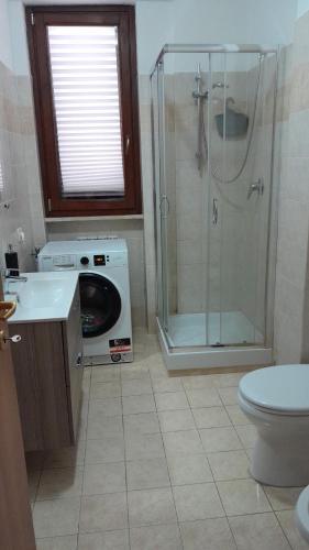 奥尔泰Casa vacanza Luna的带淋浴和洗衣机的浴室