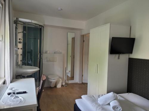 特劳恩罗伊特莫扎特酒店的酒店客房设有床、水槽和浴室