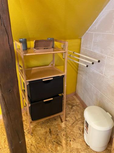 伊尔基希-格拉芬斯塔登SousmonToi的一间带架子和卫生间的小浴室