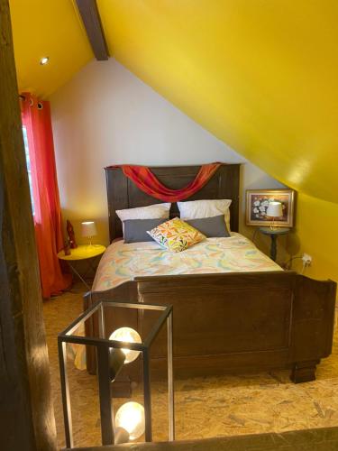 伊尔基希-格拉芬斯塔登SousmonToi的一间卧室配有一张带木制床头板的床