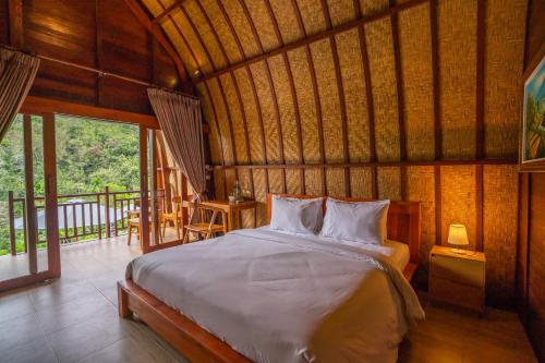 卡朗阿森Lumbung Seraya Villa的一间设有床铺的卧室,位于带窗户的房间内
