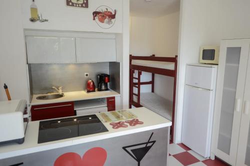 鲁西隆地区卡内Studio cabine + Parking : proche plage的一间带水槽和炉灶的小厨房