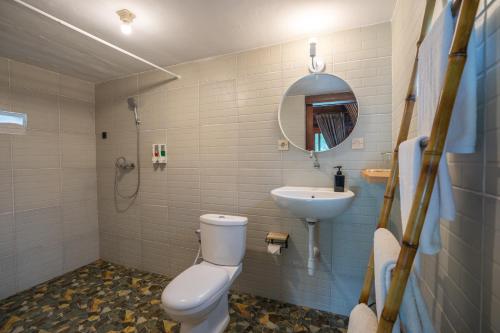 卡朗阿森Lumbung Seraya Villa的一间带卫生间和水槽的浴室