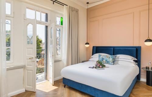 耶路撒冷Damson - Machne Yehuda Hotel的一间卧室设有一张大床和一个窗户。