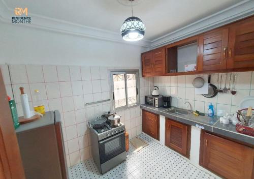 杜阿拉Résidence M Douala的小厨房配有炉灶烤箱。